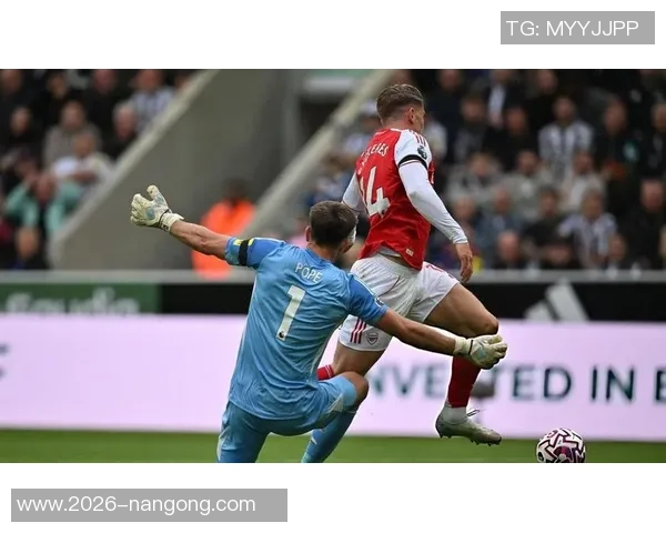 枪手攻势如潮苏维门迪射门中柱埃泽凌空机会被扑救 枪手攻势如潮苏维门迪射门中柱埃泽凌空机会被扑救